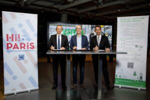 De izquierda a derecha: Eric Labaye, Presidente del Instituto Politécnico de París, Laurent Bataille, Presidente de Schneider Electric Francia, Eloïc Peyrache, Decano y Director General de HEC París.