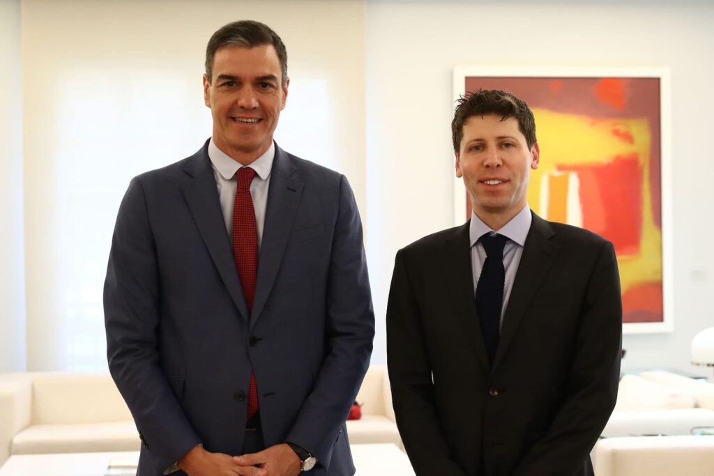 El presidente del Gobierno con el consejero delegado de OpenAI, Sam Altman Pool Moncloa/Fernando Calvo. La Moncloa, Madrid 22.5.2023