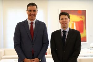 El presidente del Gobierno con el consejero delegado de OpenAI, Sam Altman Pool Moncloa/Fernando Calvo. La Moncloa, Madrid 22.5.2023