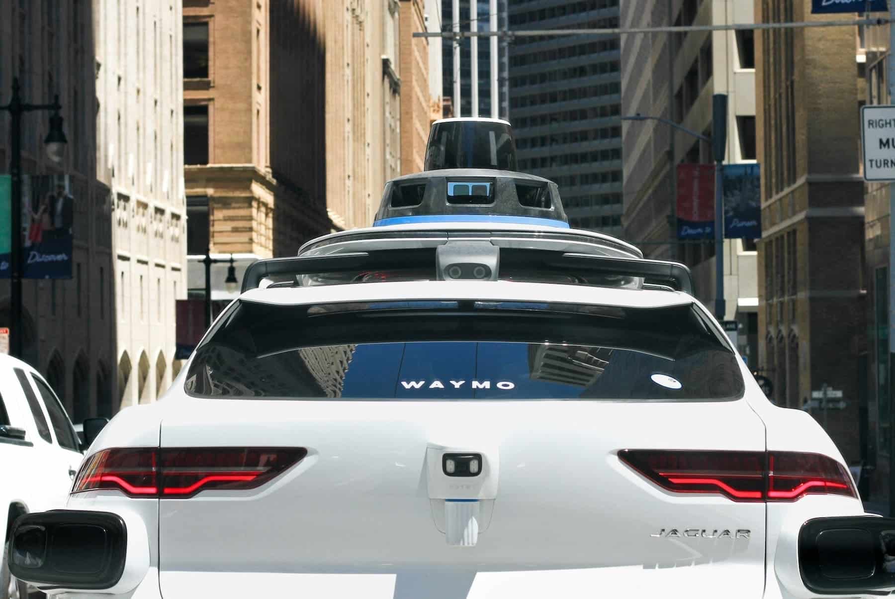 Policía detiene a un taxi robot de Waymo sin conductor - Noticias AI